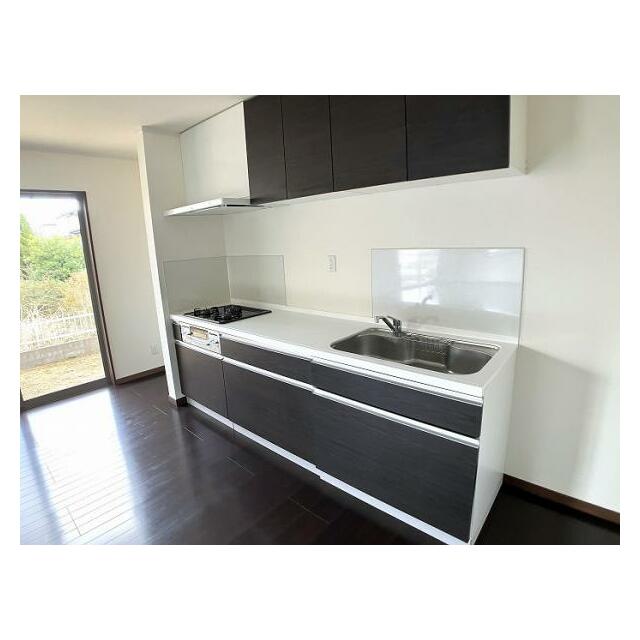 収納豊富なシステムキッチン