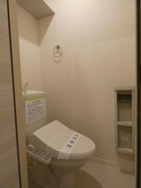 トイレは洗浄機能付き暖房便座あり。上部棚とペーパーホルダーとタオル掛けもご利用ください