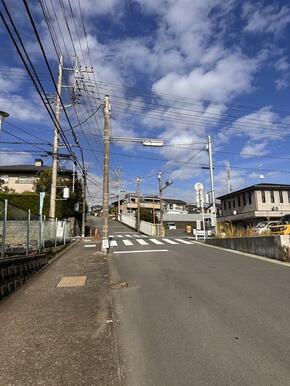 北側続く前面道路