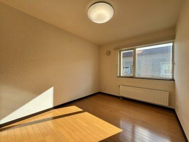 6畳洋室。南西向きで日当たり良好。