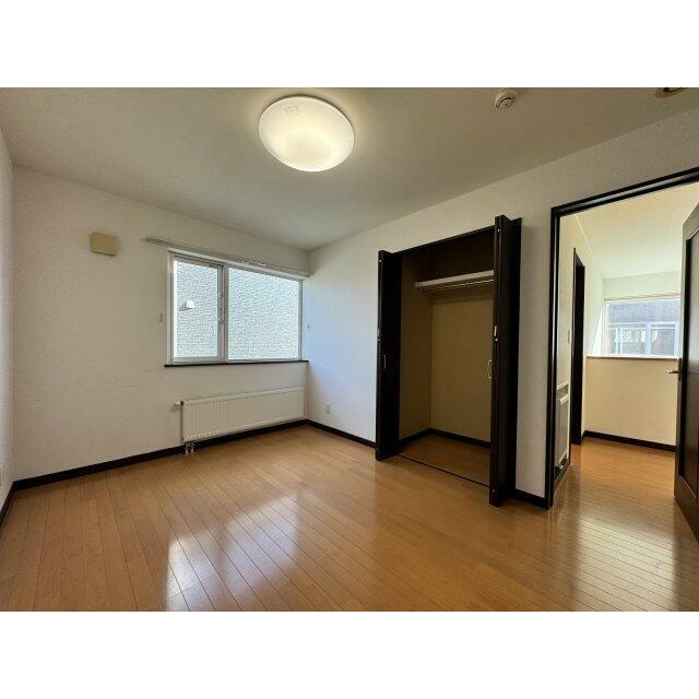 6畳洋室。こちらは東向きです。