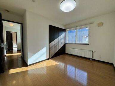 6.5畳の洋室。南西向きで日当たり良好です。