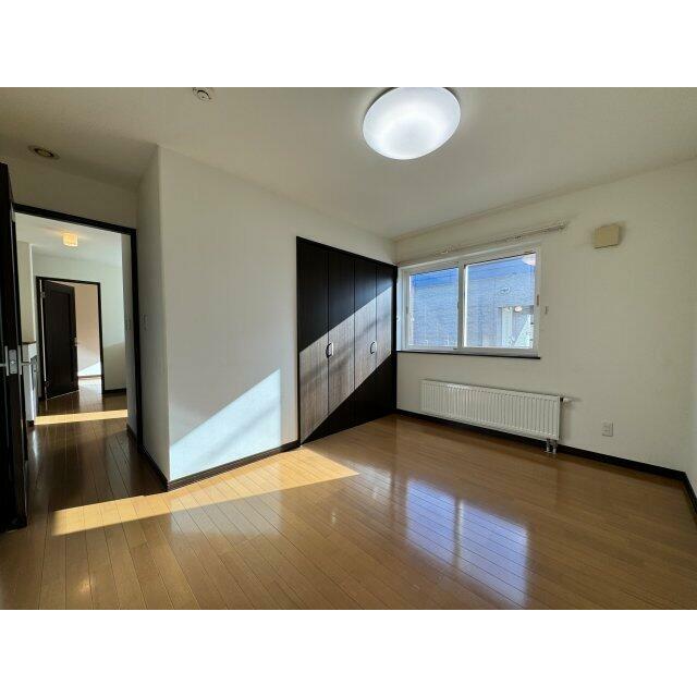 6.5畳の洋室。南西向きで日当たり良好です。