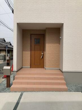 訪問者に物件の印象を決定づけるエントランス（1号棟）