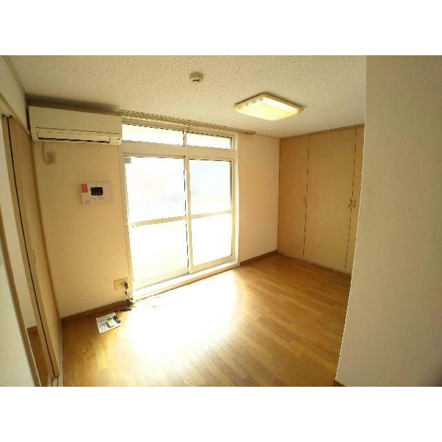 ワイドな窓にて明るいお部屋