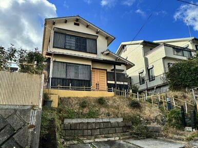 道路から高台になっています