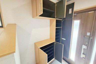 玄関：収納力のある下駄箱で家族分の靴を片付けられます。