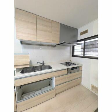 システムキッチンの3口コンロになります。入居前には修繕いたします。