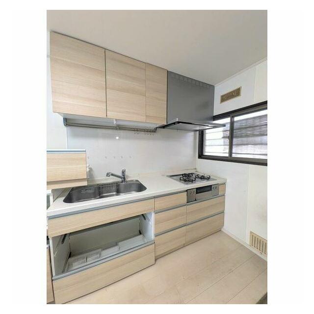 システムキッチンの3口コンロになります。入居前には修繕いたします。