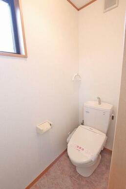 換気しやすい小窓付トイレスペース！