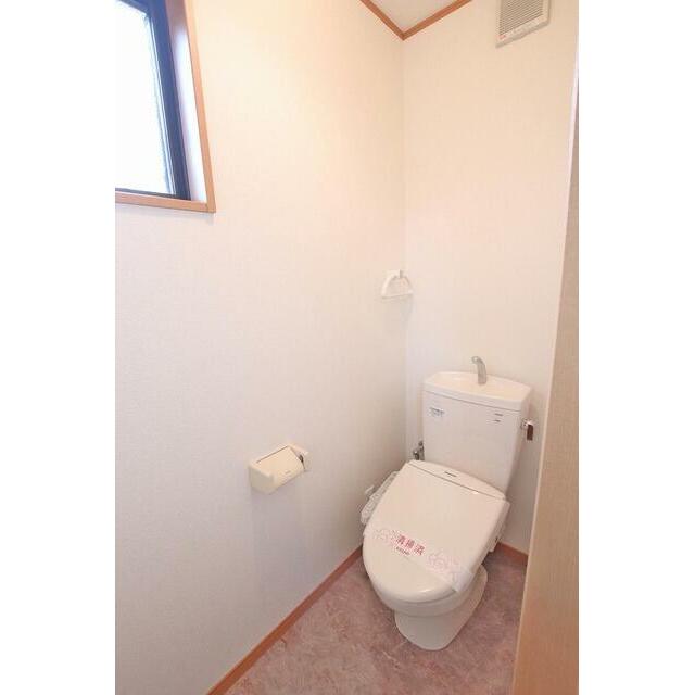 換気しやすい小窓付トイレスペース！