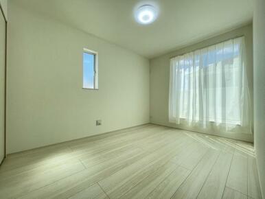 お部屋からバルコニーに出られるので洗濯物や布団などをすぐ干せ取込みも楽にできます！