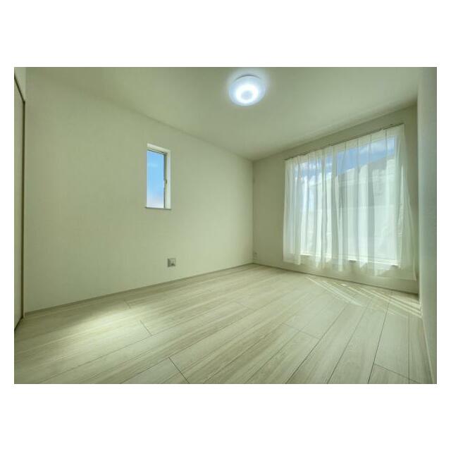 お部屋からバルコニーに出られるので洗濯物や布団などをすぐ干せ取込みも楽にできます！