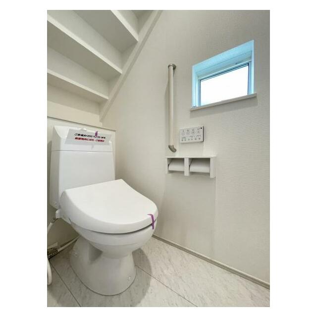 採光窓は臭い対策にもなって清潔な空間を保てます♪立ち上がりをサポートしてくれる手すりも完備！