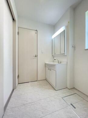 廊下とリビングどちらからも入れる洗面所。短い動線で家事がスムーズに進みそうですね＾＾