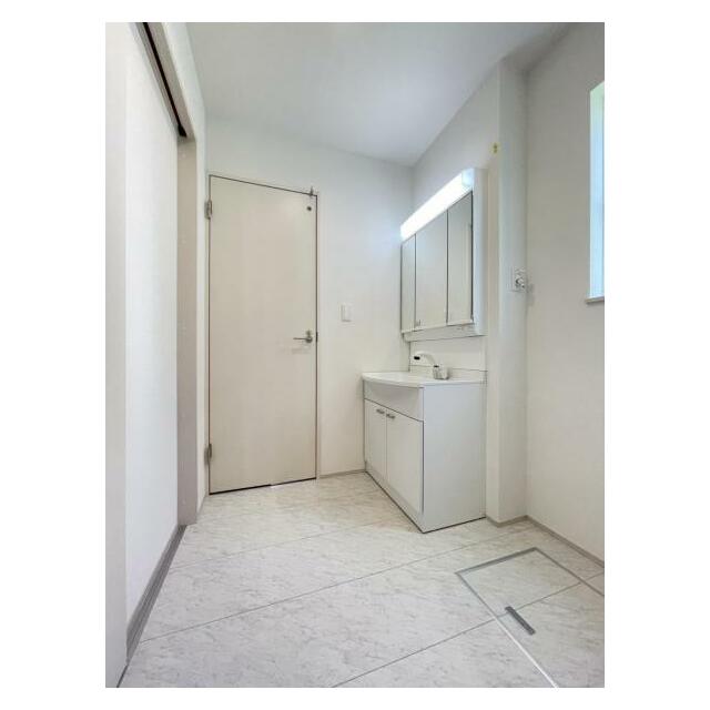 廊下とリビングどちらからも入れる洗面所。短い動線で家事がスムーズに進みそうですね＾＾