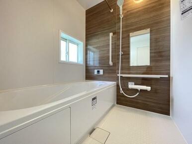 ゆったりと浸かれる1坪風呂を採用！1日の疲れを癒してくれる浴室は窓のある開放的な空間＾＾