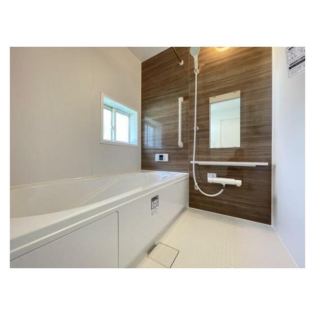 ゆったりと浸かれる1坪風呂を採用！1日の疲れを癒してくれる浴室は窓のある開放的な空間＾＾