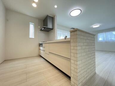 リビングの様子を見ながら家事ができるので小さなお子さまがいるご家庭も安心です＾＾