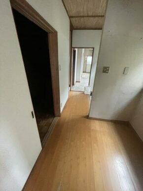 2階廊下　階段とダイニングキッチンが続きます