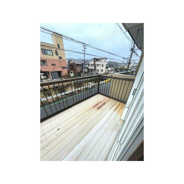 視界を遮る建物が少なく開放的です。手すり壁が備わっています