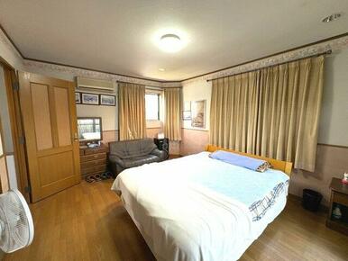 広くて明るい寝室