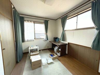 コンパクトで使いやすい洋室です