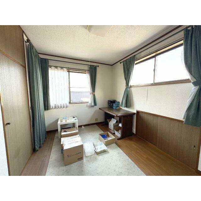 コンパクトで使いやすい洋室です