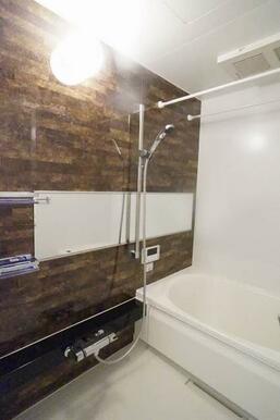 【浴室】ブラウンのパネルや横長のミラーがアクセントになっております。浴室乾燥機能・追いだき機能もござ