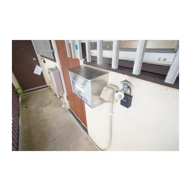 玄関横に洗濯機置場あり