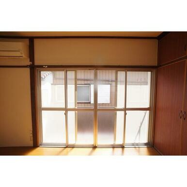 窓が大きく開放的