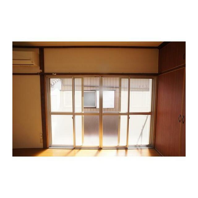 窓が大きく開放的