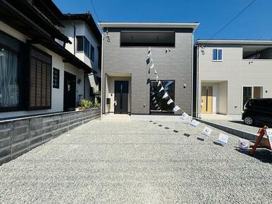 奥行の広い駐車場スペースで車種によっては前後でも駐車可能。 防犯カメラ、玄関　人感センサー、浴室乾燥機、廊下はフットセンサーライトです。