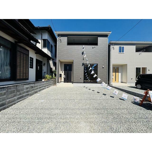 奥行の広い駐車場スペースで車種によっては前後でも駐車可能。 防犯カメラ、玄関　人感センサー、浴室乾燥機、廊下はフットセンサーライトです。