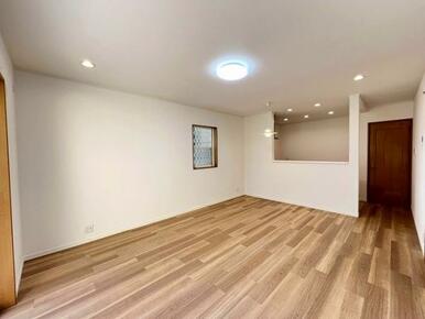 「LDK」1約16帖の広々空間で、南窓からの採光もよいお部屋です。