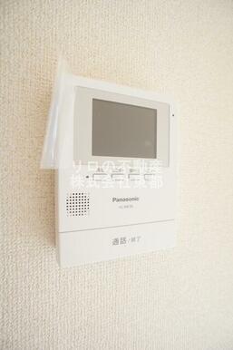 訪問者が一目で分かるＴＶモニタ付インターホンです！