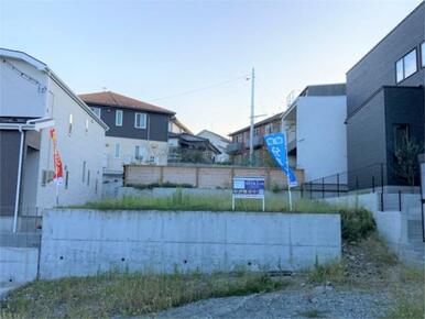 東道路で明るい敷地。第一種低層住居専用地域内で静かな暮らしができます。（２０２５年９月撮影）