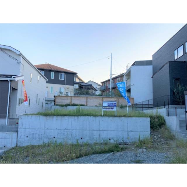 東道路で明るい敷地。第一種低層住居専用地域内で静かな暮らしができます。（２０２５年９月撮影）