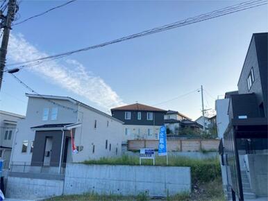 南前面道路は約６．５ｍ公道。見通しの良い道路環境でお子様の通学も安心です。