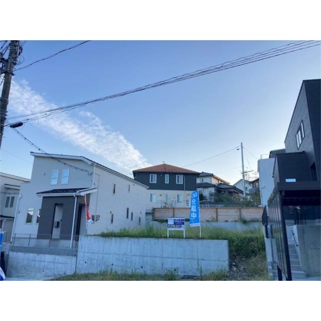 南前面道路は約６．５ｍ公道。見通しの良い道路環境でお子様の通学も安心です。
