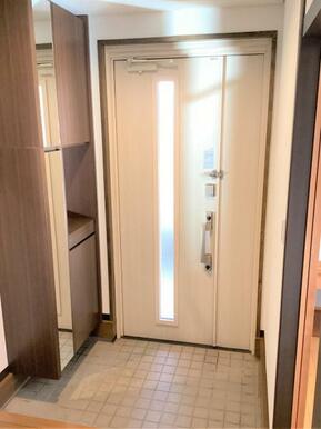 2018年玄関ドア交換済み。電子錠タイプなので開け閉めが容易で安全です。