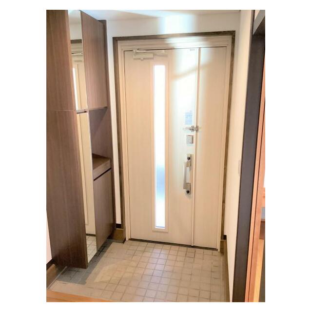 2018年玄関ドア交換済み。電子錠タイプなので開け閉めが容易で安全です。