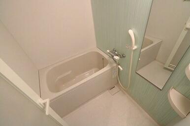 浴室１面にアクセントパネルを採用！カラーリングも落ち着きがあり、癒しの空間です！