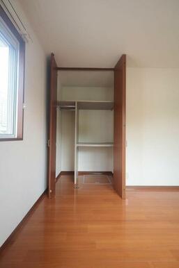 【洋室】天井まで高さのあるクローゼットで収納スペースも充実♪