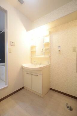 【洗面所】身支度に便利な洗髪洗面化粧台♪