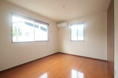 【洋室】快適な生活に欠かせない冷暖房エアコンが計２台付き♪