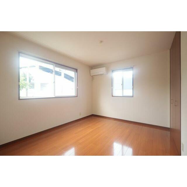 【洋室】快適な生活に欠かせない冷暖房エアコンが計２台付き♪