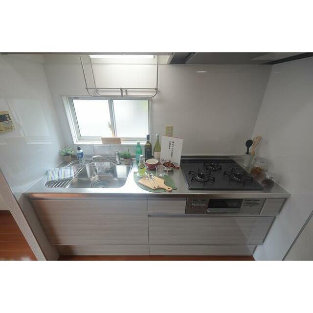 【キッチン】３口ガスコンロ・グリル付きのシステムキッチン♪※設えはイメージです。