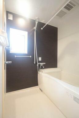 【浴室】木目調のパネルが温もりの空間を演出するバスルーム♪