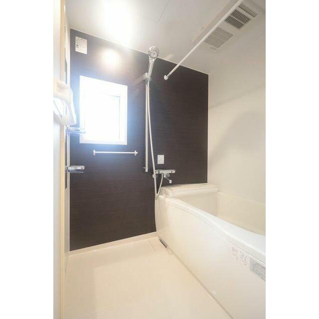 【浴室】木目調のパネルが温もりの空間を演出するバスルーム♪